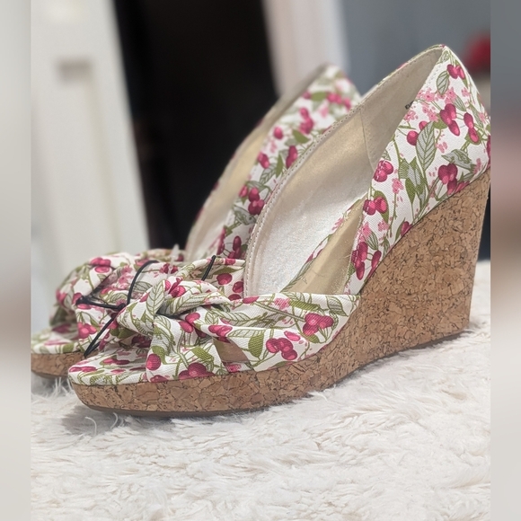 H&M Floral Peep Toe Heels (Please See 2nd Photo For Small Call Out) - Picture 3 of 6